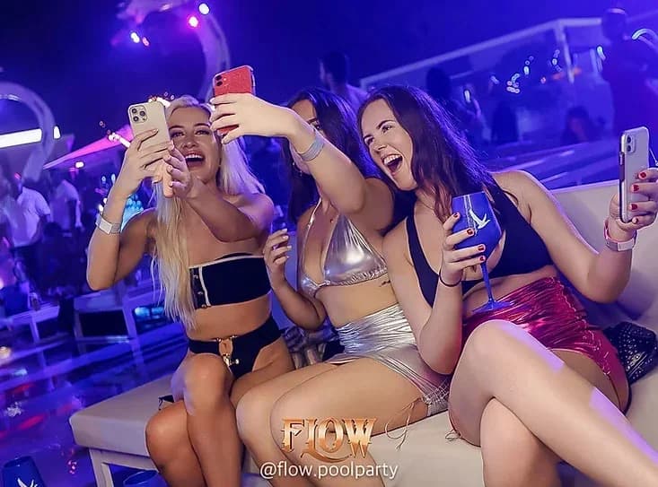 Dive into the Ultimate Flow Night Pool Party in Dubai – The Party Finder