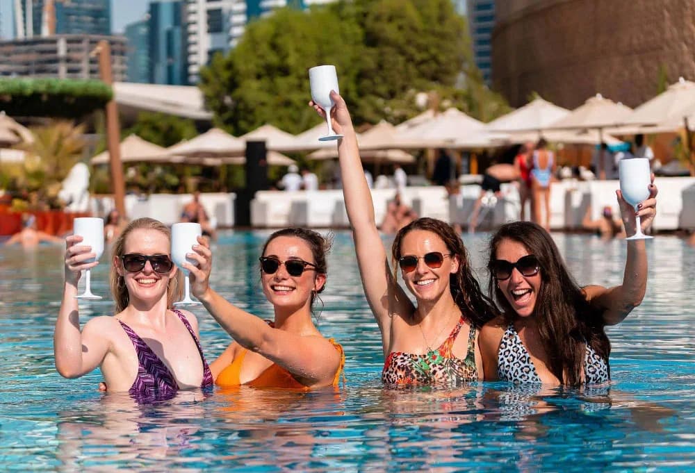 Where are the top night pool parties happening in Dubai?